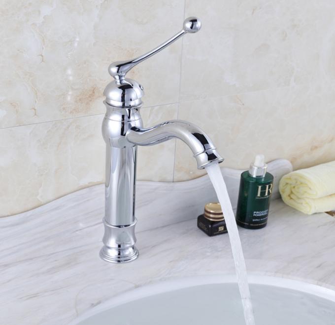 Os torneiras sanitários do dissipador da cachoeira, um furo puxam para baixo o torneira da cozinha