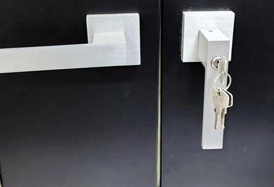 Segurança de porta de galpão de alumínio durável Premium Resistente a UV para armazenamento de jardim